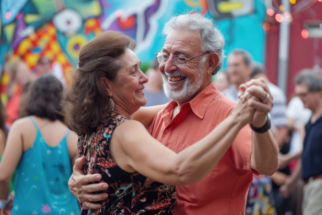 
Personas mayores bailan en la calle en un divertido festival 